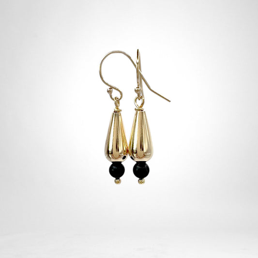 Gull lokkar með hraun steini